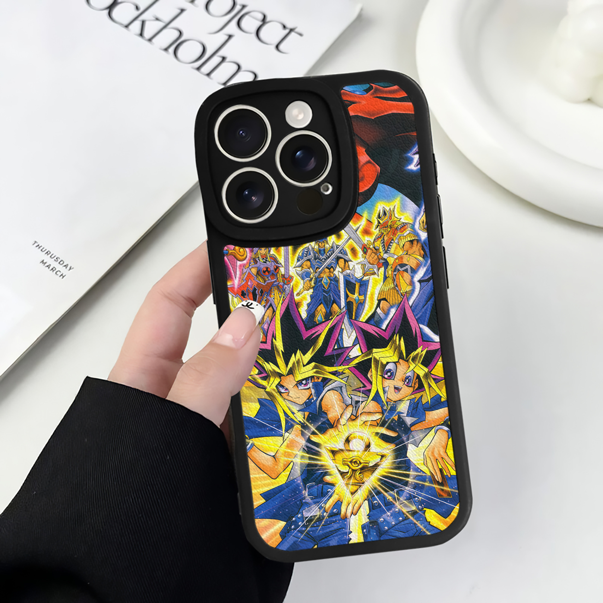 （画像用） 遊☆戯☆王 Yu-Gi-Oh! 【iPhone 16シリーズ対応】シリコンスマホケース（レザー調） 材質：シリコン